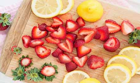 Strawberry and Lemon Juice Face Pack